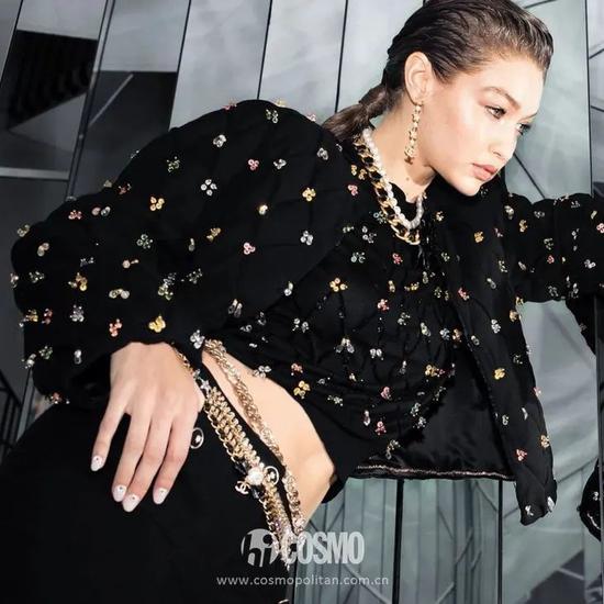 Kylie戴上腰链 我头一次get到她的身材比