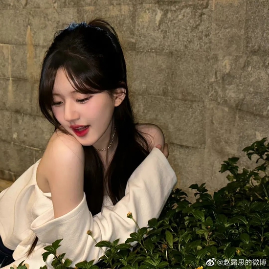 让我看看是谁还没被赵露思的明媚春日感美到!