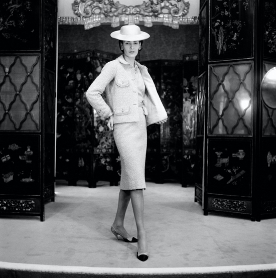 1960年的巴黎时装秀上的Chanel标志性花呢夹克造型