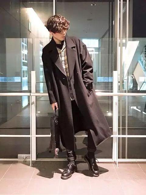 ▲ 内搭白衬衫看起来格外清爽,换上格纹款式加深视觉焦点