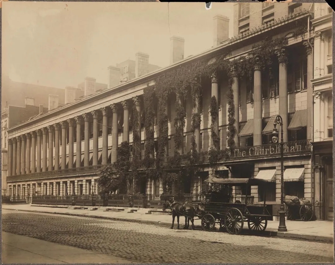  前有马和马车的柱廊，约1895年。明胶银印照片， 10 ？ × 9 ？ 英寸（26.7厘米x 24.1厘米）。纽约市博物馆提供，纽约 （X2010.11.2313）