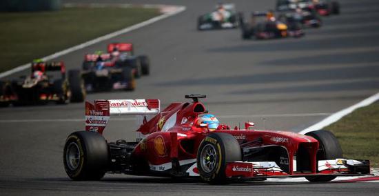 2013年4月14日，法拉利车队西班牙车手阿隆索（前）在2013年F1中国大奖赛正赛中。最终他以1小时36分26秒945的成绩夺得冠军