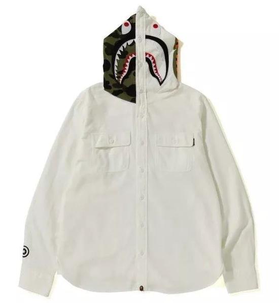 A BATHING APE®鲨鱼缝饰连帽衬衫。