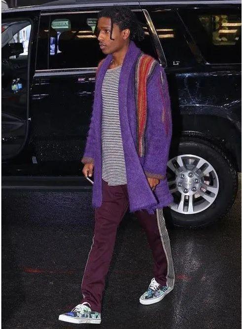 深紫色裤款与紫色马海毛针织外套的搭配可以说是玩转紫色了