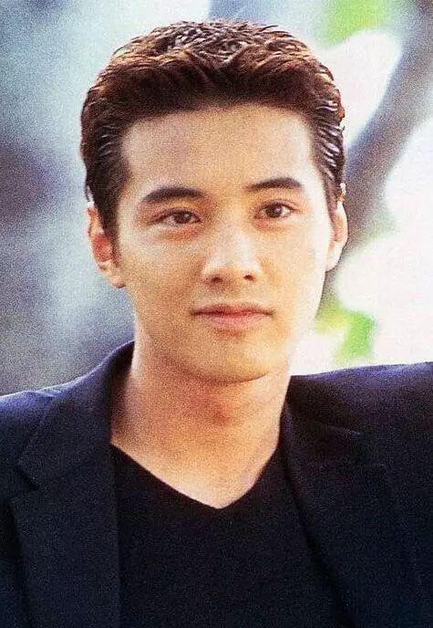 或者“鸟窝头”也是流行趋势?很多帅气的男星都有示范过。