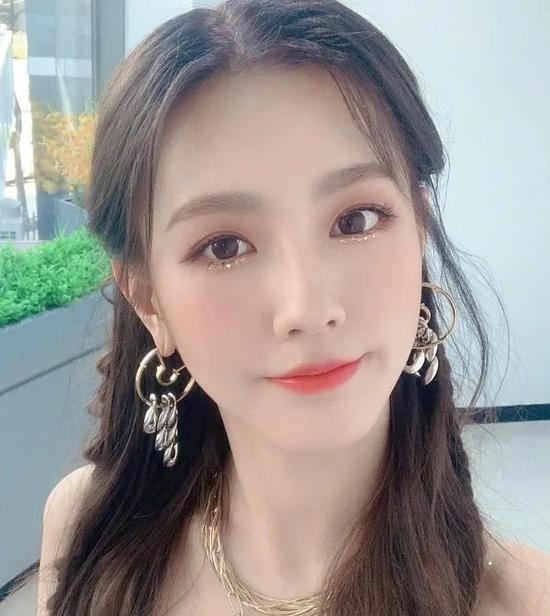 经常以韩系淡眼妆 超闪下眼影为主,清清爽爽少女感十足!