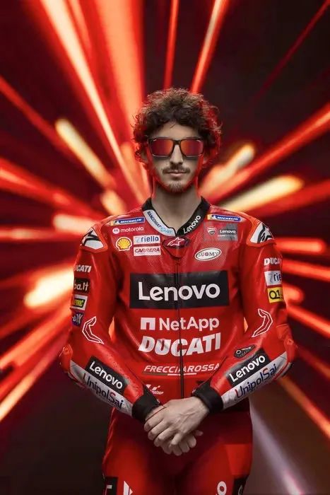 Carrera 与意大利摩托车生产商 Ducati 合作推出太阳镜系列