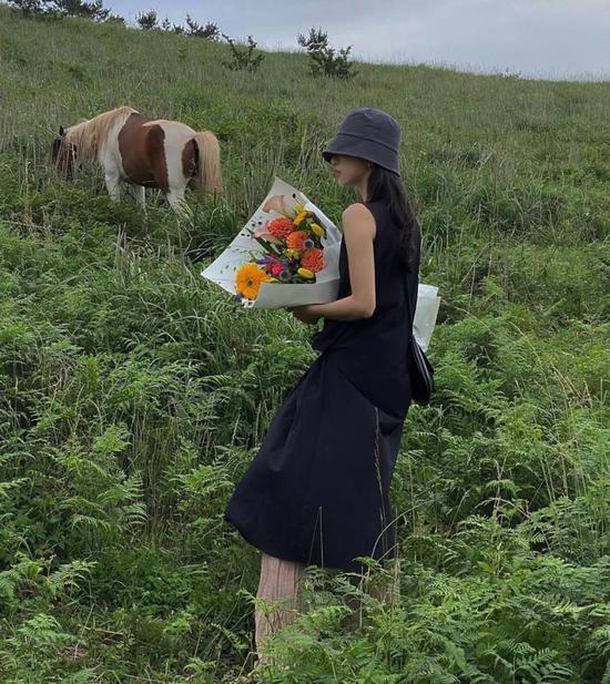 这些只会穿“黑白灰”的女人 都能当时尚博主了插图(31) 这些只会穿“黑白灰”的女人 都能当时尚博主了