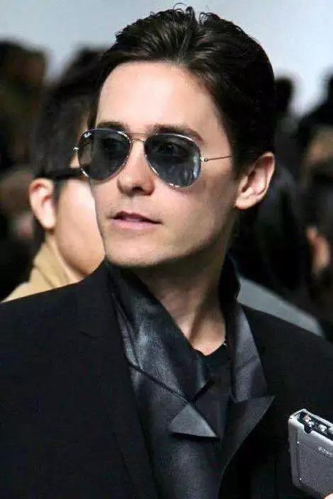 左图为Johnny Depp在电影中《Donnie Brasco》中的造型,in Ray-Ban.