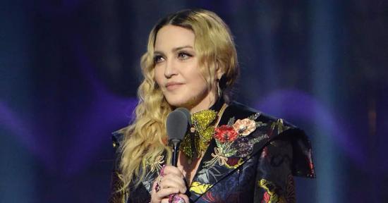 荣获“Billboard 年度女性大奖” 后， Madonna 现场发表了声情并茂、催人泪下的平权演讲