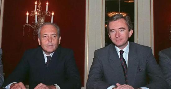 图为Alain Chevalier(左)与LVMH现任董事长兼首席执行官Bernard Arnault