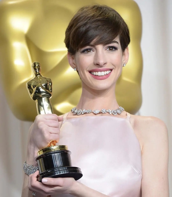 Anne Hathaway 佩戴 Tiffany 珠宝项链在 2013 年的奥斯卡颁奖礼获得最佳女配角