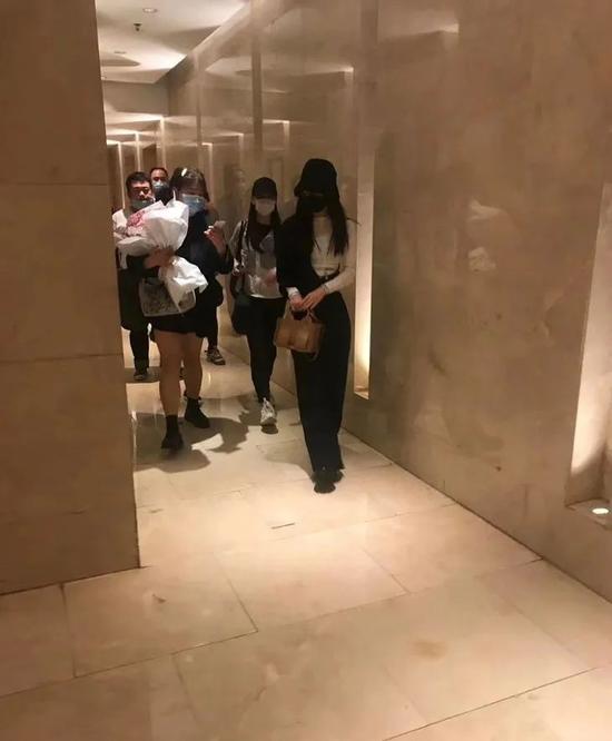 赵丽颖一张路透生图 一百万网友种草了她的饭盒包插图(3) 赵丽颖一张路透生图 一百万网友种草了她的饭盒包