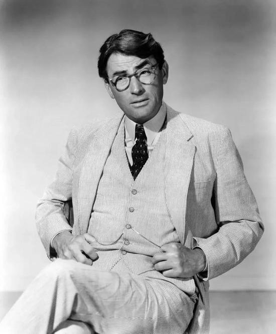 身穿泡泡纱三件套的 Gregory Peck