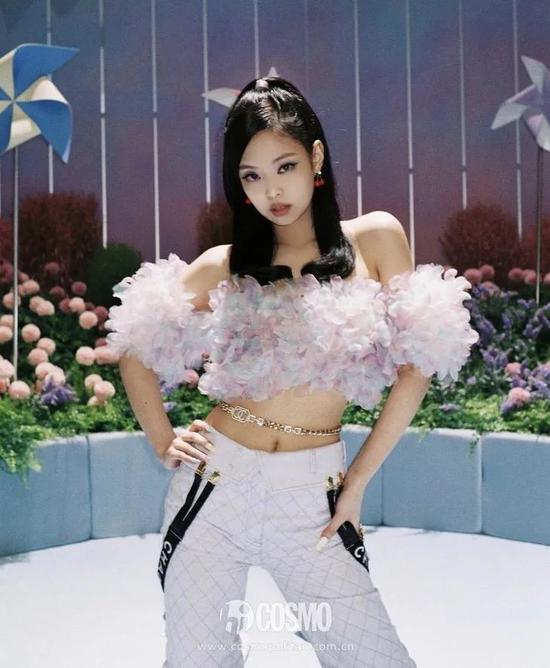 Kylie戴上腰链 我头一次get到她的身材比