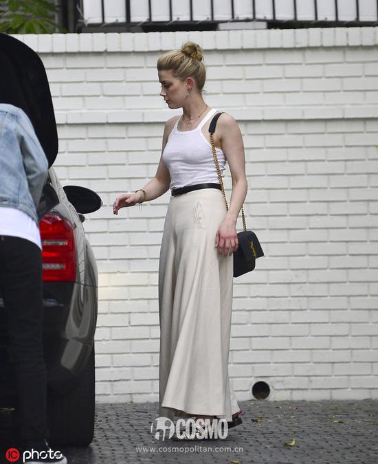 Amber Heard肩挎Saint Laurent包袋