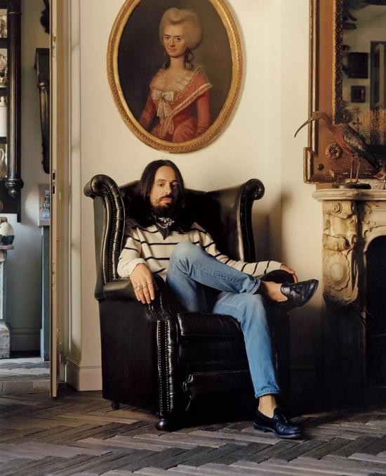 ■ Alessandro Michele 坐在家中的古董沙发上