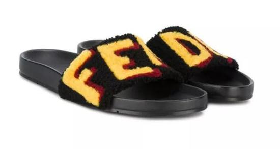 Fendi logo拖鞋 ¥8,580