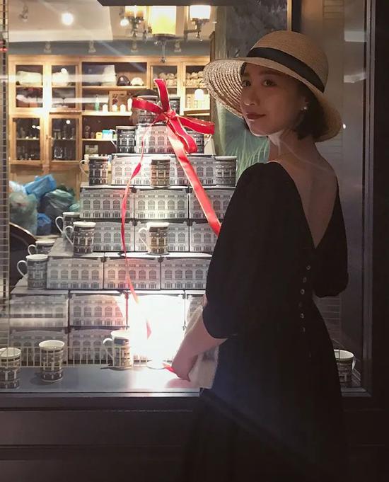 穿衣服露这个位置太高级了插图(1) 穿衣服露这个位置太高级了