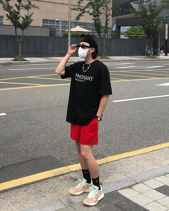 夏天穿球鞋搭配什么裤子最帅 选这5条没毛病插图(26) 夏天穿球鞋搭配什么裤子最帅 选这5条没毛病