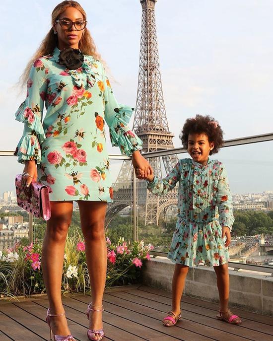 Beyoncé 和女儿 Blue Ivy 身着同款 Gucci 服饰 | 图片来源:Instagram @beyonce