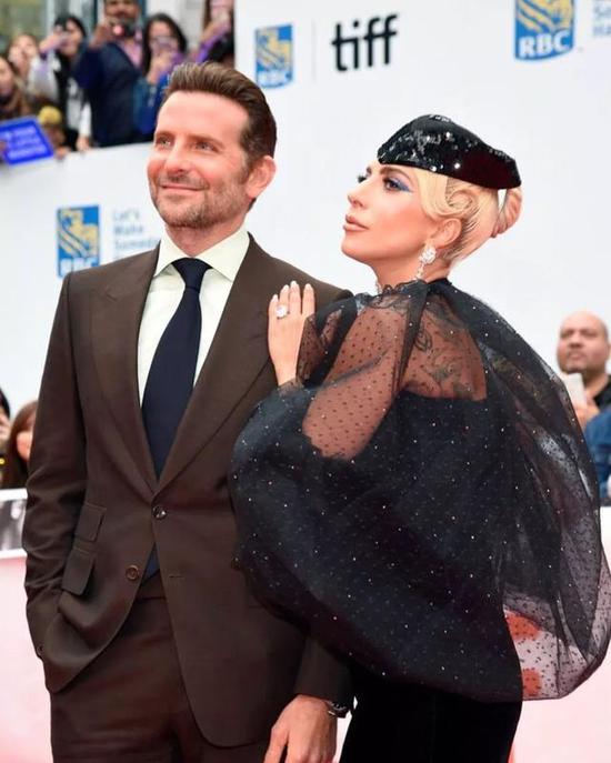 Lady Gaga与男主Bradley Cooper