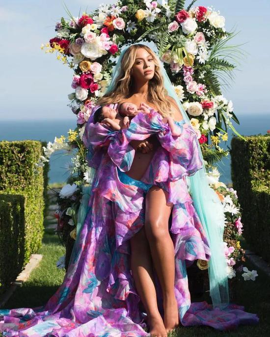 碧昂斯抱着自己刚出生的双胞胎Sir Carter和Rumi Carter，由Mason Poole拍摄。图片：courtesy @beyonce via Instagram