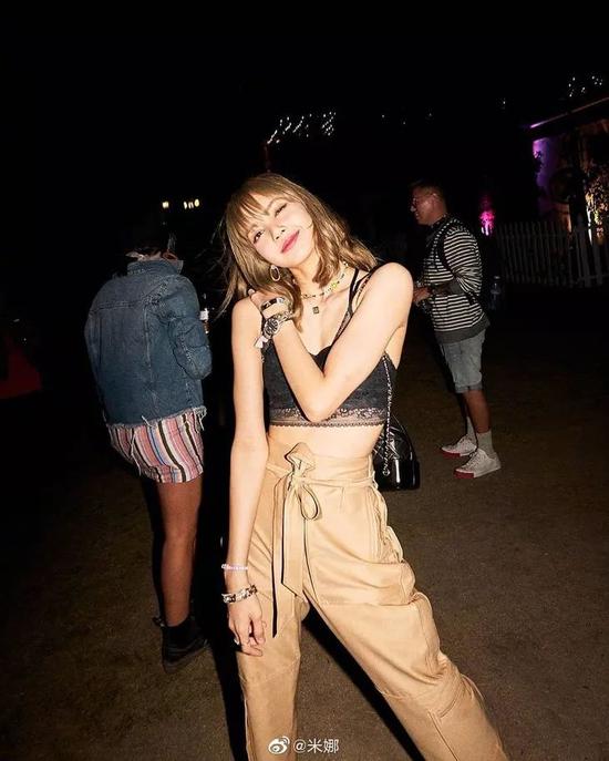 Lisa身着Forever 21上衣