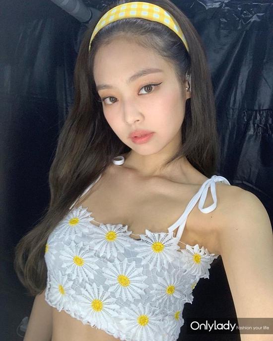 把泫雅的雏菊碎花安排上,当个行走的“花瓶”