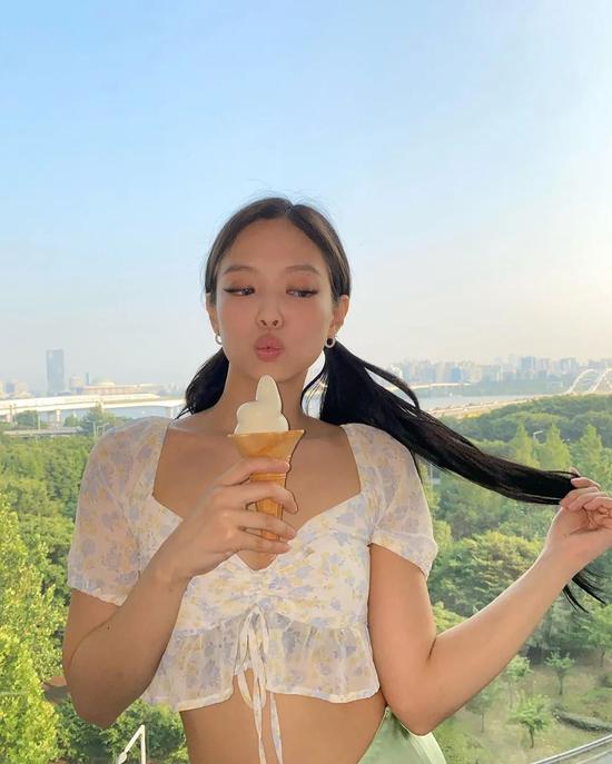 秒变蚂蚁腰今夏最流行的露腰穿搭也太辣了吧 秒变蚂蚁腰今夏最流行的露腰穿搭也太辣了吧