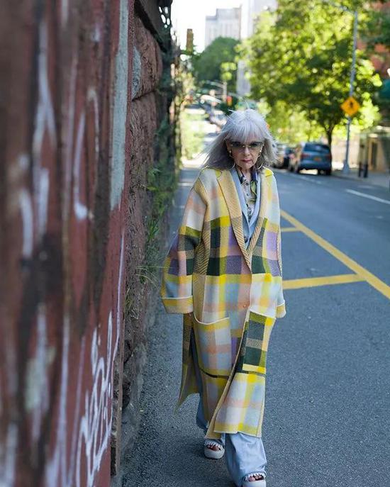 全世界年轻人都在学她穿衣服65岁大学教授意外爆红 全世界年轻人都在学她穿衣服65岁大学教授意外爆红