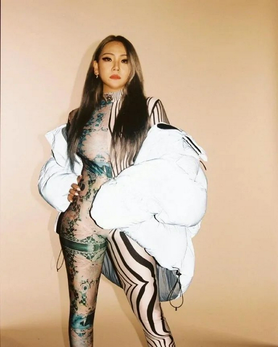 女王CL强势回归,Mugler泳衣外穿、恶魔角霸气造型,王者姿态罢了! 女王CL强势回归,Mugler泳衣外穿、恶魔角霸气造型,王者姿态罢了!