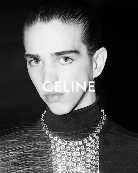 他是最新的 CELINE 男孩！