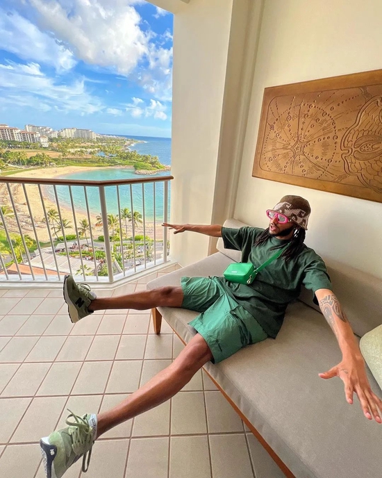 Gorp顶流说唱歌手Aminé摇身一变成为夏日清爽大男孩