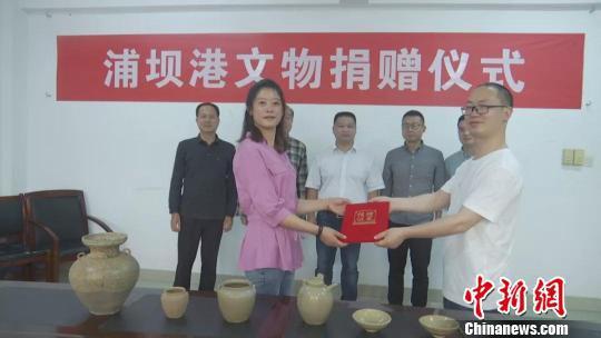 图为:文物捐赠仪式 包定波 摄