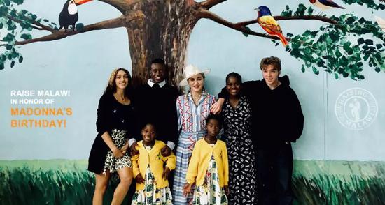 Madonna 全家为慈善组织“Raising Malawi”拍摄的宣传图