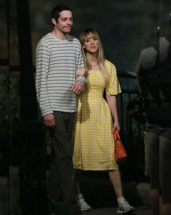 当地时间8月26日，Kaley Cuoco & Pete Davidson现身纽约拍摄现场