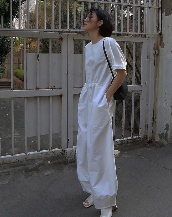 这些只会穿“黑白灰”的女人 都能当时尚博主了插图(34) 这些只会穿“黑白灰”的女人 都能当时尚博主了