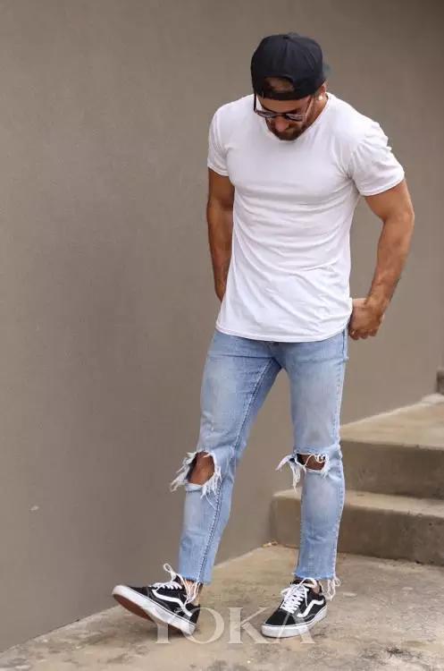 白T恤+破洞牛仔裤+小白鞋的穿搭组合，简单易学还能十分有型。