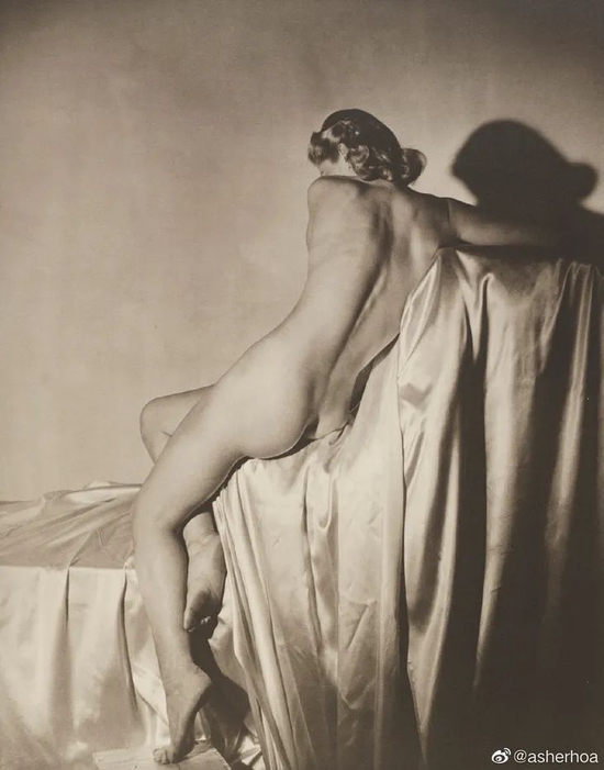 ▲美国著名时尚摄影师Horst P. Horst（1906-1999）1940年的作品Lisa Nude