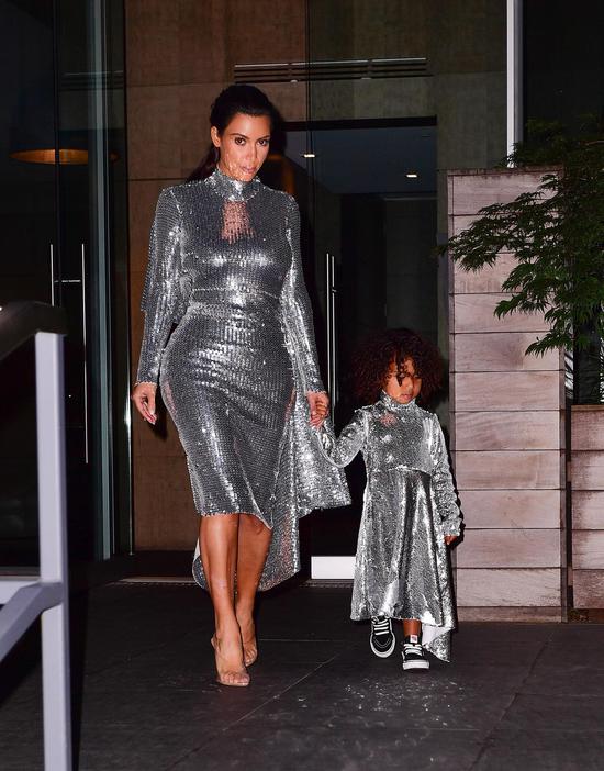 Kim Kardashian 和女儿 North West 身着同款 Vetements 连衣裙| 图片来源:Getty