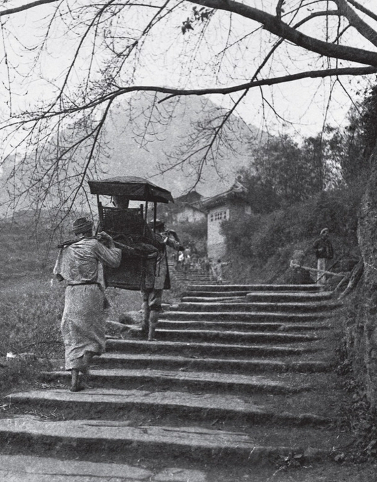 乘坐滑竿上山