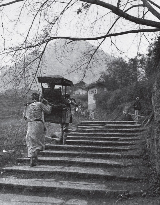  乘坐滑竿上山