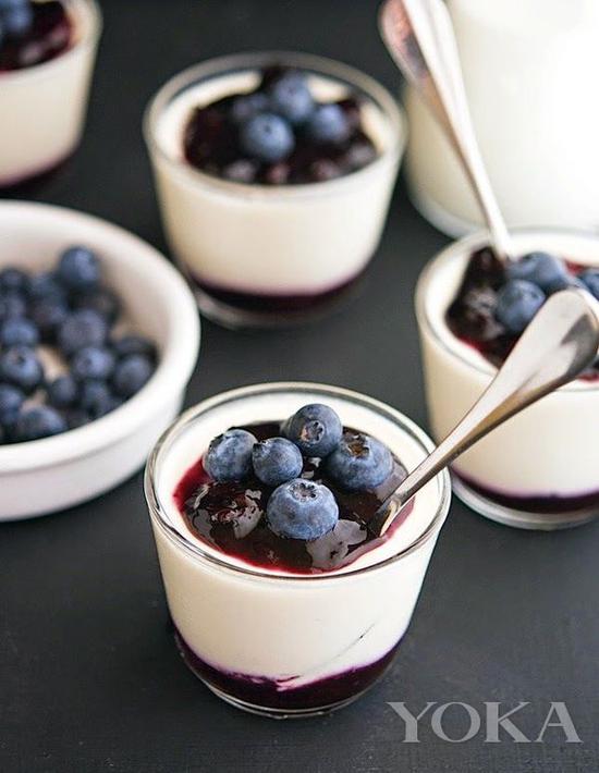 希腊酸奶配蓝莓 图片来自eattingwell.com
