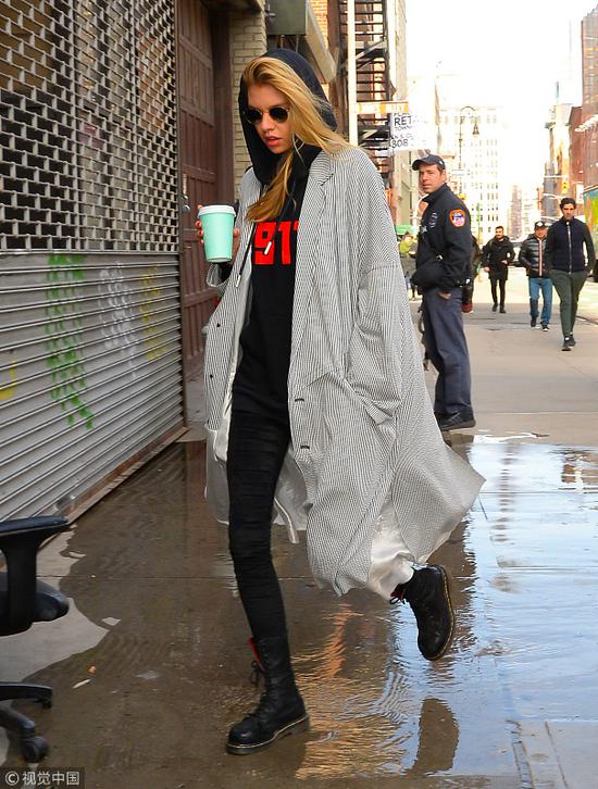 明星透明风衣_明星风衣穿搭图片