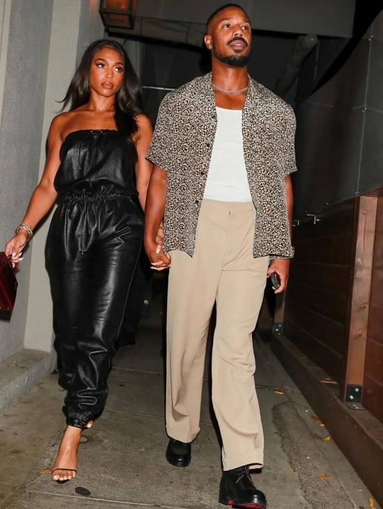 当地时间8月22日，Michael B。 Jordan和女友Lori Harvey一同现身LA街头