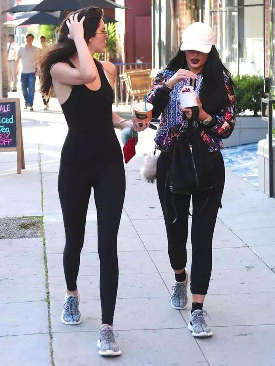 Kendall Jenner 和 Kylie Jenner 穿着 Yeezy Boost 350