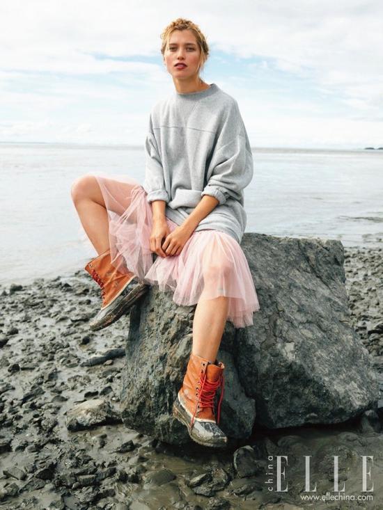 卫衣+裙子=一周7天美丽不重样|卫衣|裙子|印花裙_新浪时尚_新浪网