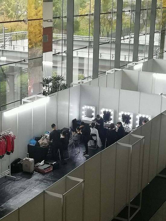 Dolce & Gabbana宣布大秀取消后,后台仍有工作人员。(图片来源:视觉中国)
