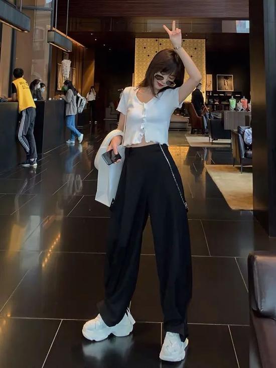 火遍时尚圈的“大佬裤” 你还不了解下插图(59) 火遍时尚圈的“大佬裤” 你还不了解下